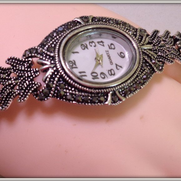 Luxury Women Dress Watches Fashion Design Antique